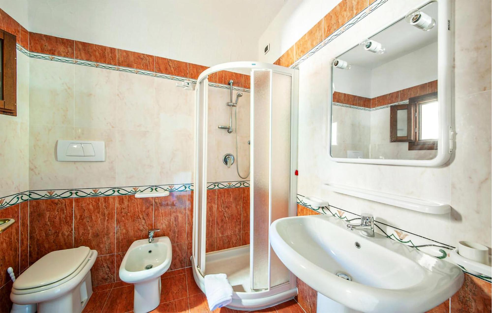 1 Bedroom Amazing Apartment In Golfo Aranci Buitenkant foto